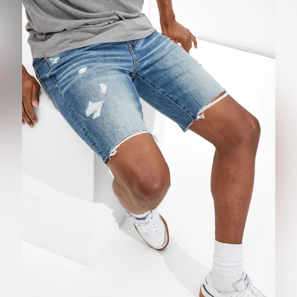 American Eagle Airflex+ Distressed Denim Shorts w Raw Hem  Waist 38 NWOT